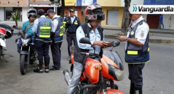 Las motocicletas en colombia deben transitar con las luces